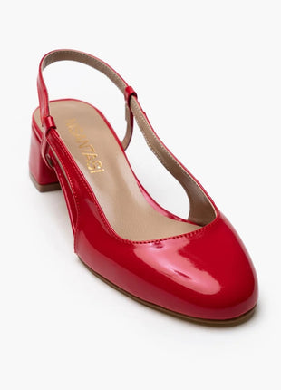 Rote OPHELIA Slingback-Pumps aus glänzendem Lackleder mit blockigem, mittelhohem Absatz und verstellbarem Slingback-Riemen. Elegantes Design für formelle Anlässe und stilvolle Alltagslooks.