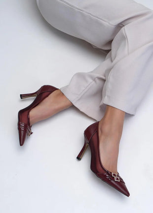 Bordo MIRACLE Pumps mit hohem, schmalem Absatz, transparenten Netzeinsätzen und doppelten Riemen mit funkelnden Strassschnallen. Elegantes Design für formelle Anlässe.