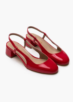 Rote OPHELIA Slingback-Pumps aus glänzendem Lackleder mit blockigem, mittelhohem Absatz und verstellbarem Slingback-Riemen. Elegantes Design für formelle Anlässe und stilvolle Alltagslooks.