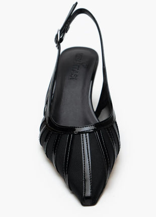 Schwarze LUVIO Slingback-Pumps mit spitzer Vorderkappe, transparenten Netzstoff-Einsätzen und glänzendem Lackleder. Mittelhoher, schmaler Absatz und verstellbarer Slingback-Riemen.