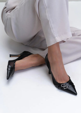 Schwarze MIRACLE Pumps mit hohem, schmalem Absatz, transparenten Netzeinsätzen und doppelten Riemen mit funkelnden Strassschnallen. Elegantes Design für formelle Anlässe.