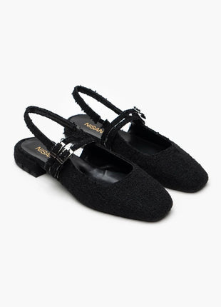 Schwarze geflochtene Sandaletten mit verstellbarem Riemen.