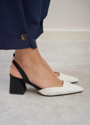 Geflochtene SAMMY Slingback Pumps in Weiß mit spitzem Zehenbereich und breitem Blockabsatz, ideal für formelle Anlässe.