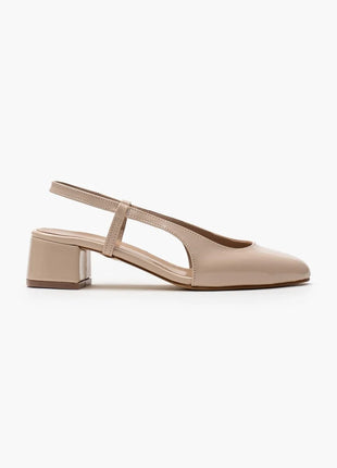 Beige OPHELIA Slingback-Pumps aus glänzendem Lackleder mit blockigem, mittelhohem Absatz und verstellbarem Slingback-Riemen. Elegantes Design für formelle Anlässe und stilvolle Alltagslooks.