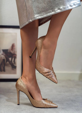 Elegante goldene Smarty Pumps mit funkelndem Design und dekorativen Schnallen, ideal für besondere Anlässe.