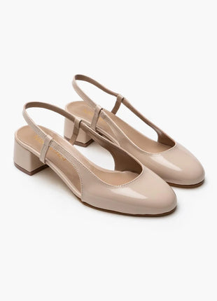 Beige OPHELIA Slingback-Pumps aus glänzendem Lackleder mit blockigem, mittelhohem Absatz und verstellbarem Slingback-Riemen. Elegantes Design für formelle Anlässe und stilvolle Alltagslooks.