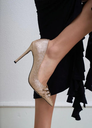 Elegante goldene Smarty Pumps mit funkelndem Design und dekorativen Schnallen, ideal für besondere Anlässe.