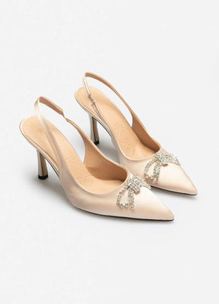 Zeitlose Karina Pumps aus mattem Stoff in der Farbe Beige.