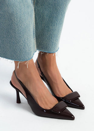 Bordo LITHA Pumps aus glänzendem Lackleder mit spitz zulaufender Form und mittelhohem, schmalem Absatz. Verstellbarer Slingback-Riemen sorgt für sicheren Halt.