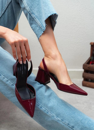 Bordo SAMMY Slingback Pumps mit spitzem Zehenbereich und breitem Blockabsatz, glänzendes Finish, ideal für formelle Anlässe.