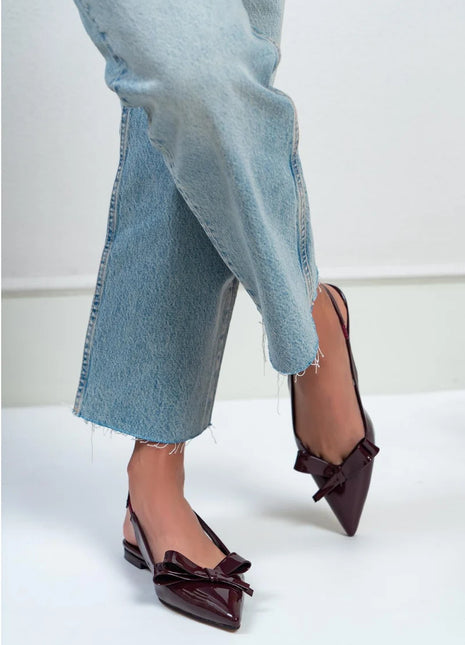 Stilvolle Lavinya Sandaletten aus Lackleder mit Schleife in Bordo, ideal für elegante Anlässe.