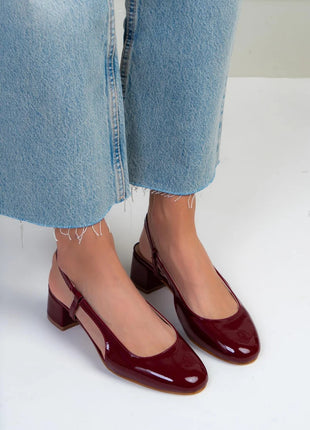 Bordo OPHELIA Slingback-Pumps aus glänzendem Lackleder mit blockigem, mittelhohem Absatz und verstellbarem Slingback-Riemen. Elegantes Design für formelle Anlässe und stilvolle Alltagslooks.