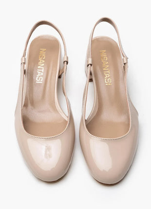 Beige OPHELIA Slingback-Pumps aus glänzendem Lackleder mit blockigem, mittelhohem Absatz und verstellbarem Slingback-Riemen. Elegantes Design für formelle Anlässe und stilvolle Alltagslooks.