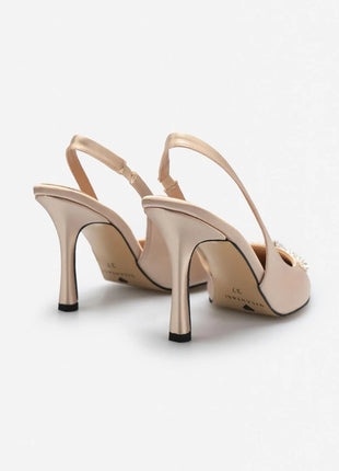 Zeitlose Karina Pumps aus mattem Stoff in der Farbe Beige.