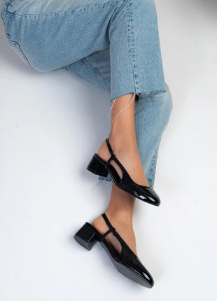 Schwarze OPHELIA Slingback-Pumps aus glänzendem Lackleder mit blockigem, mittelhohem Absatz und verstellbarem Slingback-Riemen. Elegantes Design für formelle Anlässe und stilvolle Alltagslooks.