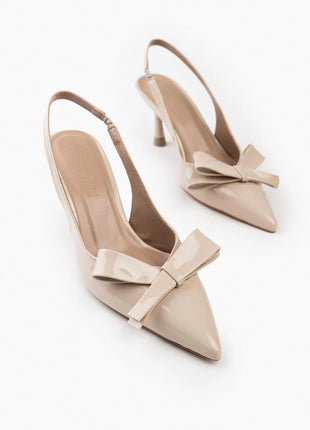 Beige LUCINDA Slingback-Pumps aus glänzendem Lackleder mit spitzer Vorderkappe, mittelhohem schmalen Absatz und verstellbarem Slingback-Riemen. Dekorative Schleife auf der Vorderseite.