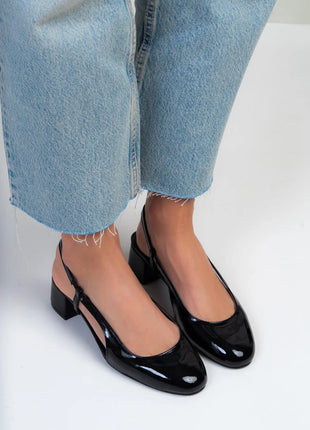 Schwarze OPHELIA Slingback-Pumps aus glänzendem Lackleder mit blockigem, mittelhohem Absatz und verstellbarem Slingback-Riemen. Elegantes Design für formelle Anlässe und stilvolle Alltagslooks.