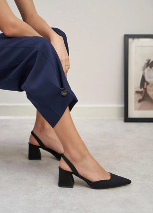 Geflochtene SAMMY Slingback Pumps in Schwarz mit spitzem Zehenbereich und breitem Blockabsatz, ideal für formelle Anlässe.