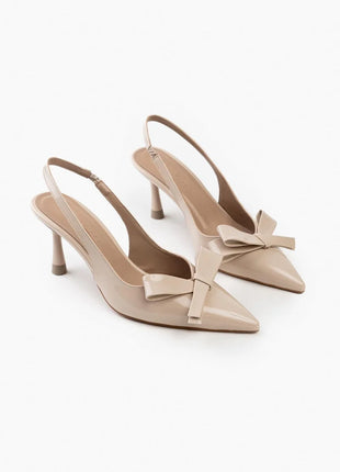 Beige LUCINDA Slingback-Pumps aus glänzendem Lackleder mit spitzer Vorderkappe, mittelhohem schmalen Absatz und verstellbarem Slingback-Riemen. Dekorative Schleife auf der Vorderseite.