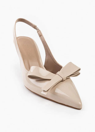 Beige LUCINDA Slingback-Pumps aus glänzendem Lackleder mit spitzer Vorderkappe, mittelhohem schmalen Absatz und verstellbarem Slingback-Riemen. Dekorative Schleife auf der Vorderseite.