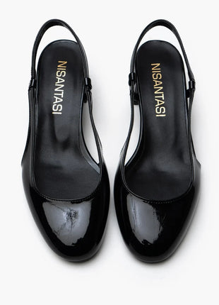 Schwarze OPHELIA Slingback-Pumps aus glänzendem Lackleder mit blockigem, mittelhohem Absatz und verstellbarem Slingback-Riemen. Elegantes Design für formelle Anlässe und stilvolle Alltagslooks.