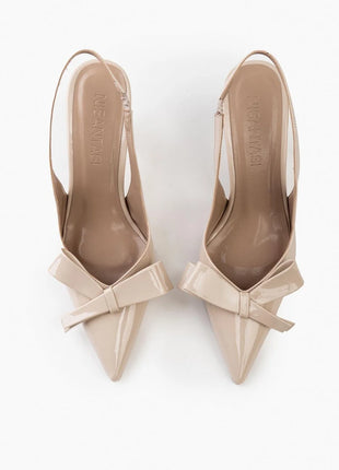 Beige LUCINDA Slingback-Pumps aus glänzendem Lackleder mit spitzer Vorderkappe, mittelhohem schmalen Absatz und verstellbarem Slingback-Riemen. Dekorative Schleife auf der Vorderseite.