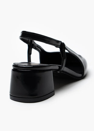 Schwarze OPHELIA Slingback-Pumps aus glänzendem Lackleder mit blockigem, mittelhohem Absatz und verstellbarem Slingback-Riemen. Elegantes Design für formelle Anlässe und stilvolle Alltagslooks.