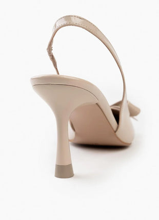 Beige LUCINDA Slingback-Pumps aus glänzendem Lackleder mit spitzer Vorderkappe, mittelhohem schmalen Absatz und verstellbarem Slingback-Riemen. Dekorative Schleife auf der Vorderseite.