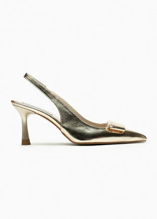 Goldene LITHA Pumps aus glänzendem Lackleder mit spitz zulaufender Form und mittelhohem, schmalem Absatz. Verstellbarer Slingback-Riemen sorgt für sicheren Halt.