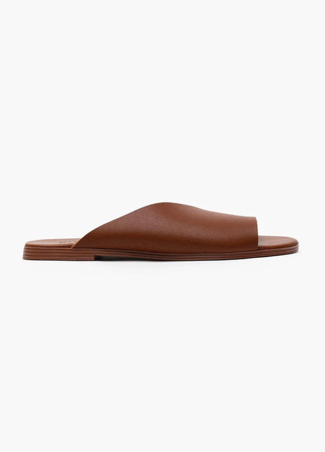 Braune NAVY Slipper aus hochwertigem Kunstleder mit flacher Sohle und offener Zehenpartie. Minimalistisches Design für Casual-Looks und entspannte Anlässe.