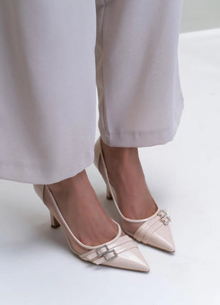 Beige MIRACLE Pumps mit hohem, schmalem Absatz, transparenten Netzeinsätzen und doppelten Riemen mit funkelnden Strassschnallen. Elegantes Design für formelle Anlässe.