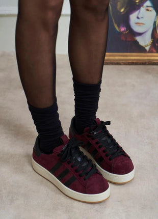 EverydayStripe Sneaker in lebhaftem Dunkelrot - verleihe deinem Look einen Hauch von Farbe