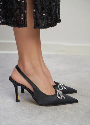 Elegante Karina Pumps aus mattem Stoff in der Farbe Schwarz.