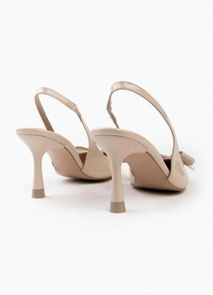 Beige LUCINDA Slingback-Pumps aus glänzendem Lackleder mit spitzer Vorderkappe, mittelhohem schmalen Absatz und verstellbarem Slingback-Riemen. Dekorative Schleife auf der Vorderseite.