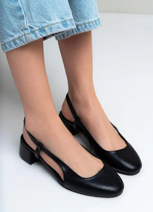 Schwarze OPHELIA Slingback-Pumps aus mattem Finish mit blockigem, mittelhohem Absatz und verstellbarem Slingback-Riemen. Elegantes Design für formelle Anlässe und stilvolle Alltagslooks.