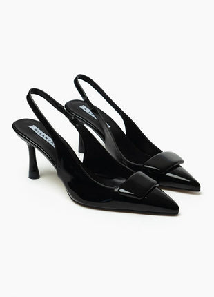 Schwarze LITHA Pumps aus glänzendem Lackleder mit spitz zulaufender Form und mittelhohem, schmalem Absatz. Verstellbarer Slingback-Riemen sorgt für sicheren Halt.