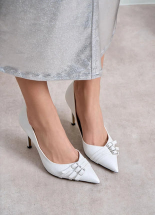 Elegante weiße Smarty Pumps mit funkelndem Design und dekorativen Schnallen, ideal für besondere Anlässe.