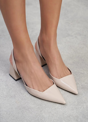 Beige SAMMY Slingback Pumps mit spitzem Zehenbereich und breitem Blockabsatz, glänzendes Finish, ideal für formelle Anlässe.