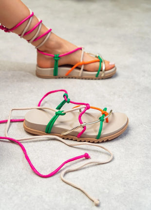 Bunte PERRY Sandalen mit flacher Sohle und eleganten Schnürdetails, die um den Knöchel gebunden werden. Komfortables und trendiges Design für den Sommer.