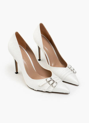 Elegante weiße Smarty Pumps mit funkelndem Design und dekorativen Schnallen, ideal für besondere Anlässe.