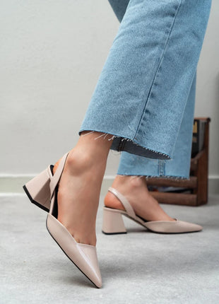 Beige SAMMY Slingback Pumps mit spitzem Zehenbereich und breitem Blockabsatz, glänzendes Finish, ideal für formelle Anlässe.