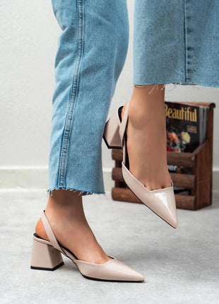 Beige SAMMY Slingback Pumps mit spitzem Zehenbereich und breitem Blockabsatz, glänzendes Finish, ideal für formelle Anlässe.