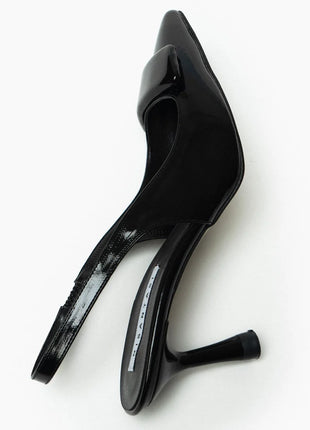 Schwarze LITHA Pumps aus glänzendem Lackleder mit spitz zulaufender Form und mittelhohem, schmalem Absatz. Verstellbarer Slingback-Riemen sorgt für sicheren Halt.