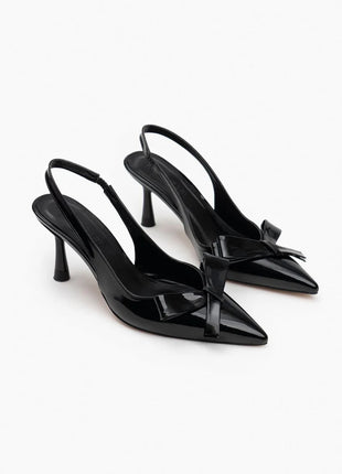 Schwarze LUCINDA Slingback-Pumps aus glänzendem Lackleder mit spitzer Vorderkappe, mittelhohem schmalen Absatz und verstellbarem Slingback-Riemen. Dekorative Schleife auf der Vorderseite.