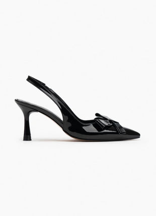 Schwarze LUCINDA Slingback-Pumps aus glänzendem Lackleder mit spitzer Vorderkappe, mittelhohem schmalen Absatz und verstellbarem Slingback-Riemen. Dekorative Schleife auf der Vorderseite.