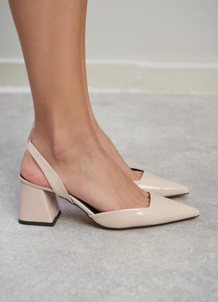 Beige SAMMY Slingback Pumps mit spitzem Zehenbereich und breitem Blockabsatz, glänzendes Finish, ideal für formelle Anlässe.