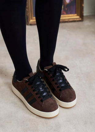 EverydayStripe Sneaker in warmem Braun - ein stylischer Klassiker für jeden Anlass