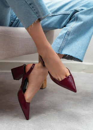 Bordo SAMMY Slingback Pumps mit spitzem Zehenbereich und breitem Blockabsatz, glänzendes Finish, ideal für formelle Anlässe.