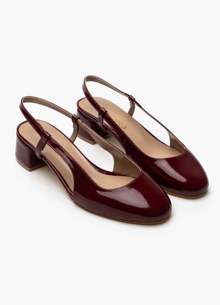 Bordo OPHELIA Slingback-Pumps aus glänzendem Lackleder mit blockigem, mittelhohem Absatz und verstellbarem Slingback-Riemen. Elegantes Design für formelle Anlässe und stilvolle Alltagslooks.