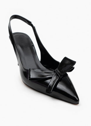 Schwarze LUCINDA Slingback-Pumps aus glänzendem Lackleder mit spitzer Vorderkappe, mittelhohem schmalen Absatz und verstellbarem Slingback-Riemen. Dekorative Schleife auf der Vorderseite.